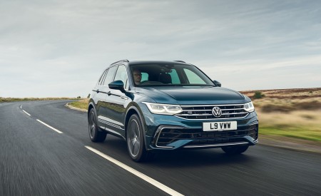 2021 Volkswagen Tiguan R-Line (UK-Spec) Front Three-Quarter Wallpapers 450x275 (13)