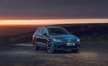 2021 Volkswagen Tiguan R-Line (UK-Spec) Front Three-Quarter Wallpapers 450x275 (43)