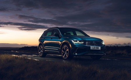 2021 Volkswagen Tiguan R-Line (UK-Spec) Front Three-Quarter Wallpapers 450x275 (36)