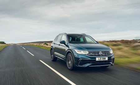 2021 Volkswagen Tiguan R-Line (UK-Spec) Front Three-Quarter Wallpapers 450x275 (25)
