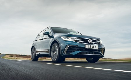 2021 Volkswagen Tiguan R-Line (UK-Spec) Front Three-Quarter Wallpapers 450x275 (14)