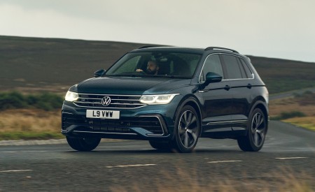 2021 Volkswagen Tiguan R-Line (UK-Spec) Front Three-Quarter Wallpapers  450x275 (2)