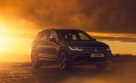2021 Volkswagen Tiguan R-Line (UK-Spec) Front Three-Quarter Wallpapers  450x275 (44)