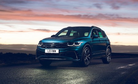 2021 Volkswagen Tiguan R-Line (UK-Spec) Front Three-Quarter Wallpapers 450x275 (37)