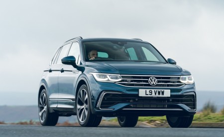 2021 Volkswagen Tiguan R-Line (UK-Spec) Front Three-Quarter Wallpapers  450x275 (15)