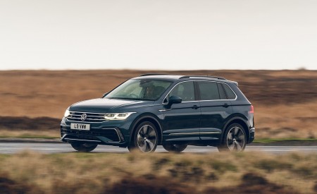 2021 Volkswagen Tiguan R-Line (UK-Spec) Front Three-Quarter Wallpapers 450x275 (4)