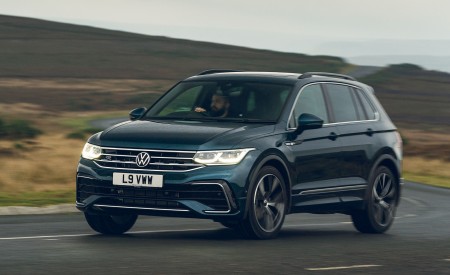 2021 Volkswagen Tiguan R-Line (UK-Spec) Front Three-Quarter Wallpapers 450x275 (7)