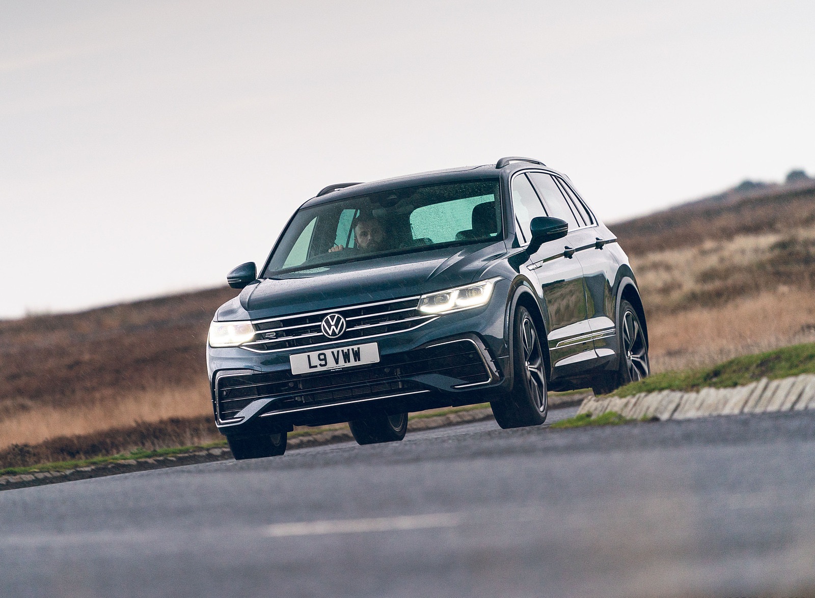 2021 Volkswagen Tiguan R-Line (UK-Spec) Front Wallpapers #26 of 112