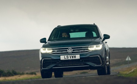 2021 Volkswagen Tiguan R-Line (UK-Spec) Front Wallpapers 450x275 (9)