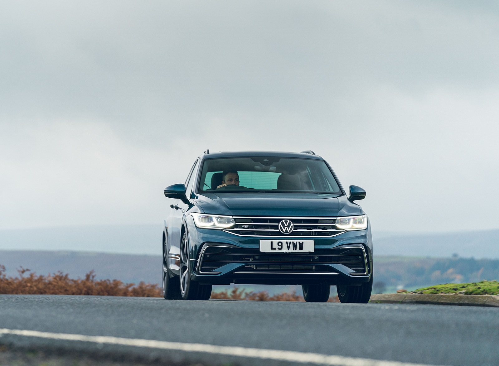 2021 Volkswagen Tiguan R-Line (UK-Spec) Front Wallpapers #19 of 112