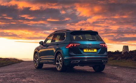 2021 Volkswagen Tiguan R-Line (UK-Spec) Rear Three-Quarter Wallpapers 450x275 (46)