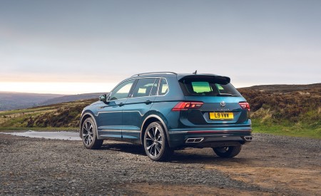 2021 Volkswagen Tiguan R-Line (UK-Spec) Rear Three-Quarter Wallpapers 450x275 (38)
