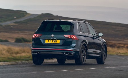 2021 Volkswagen Tiguan R-Line (UK-Spec) Rear Three-Quarter Wallpapers 450x275 (5)