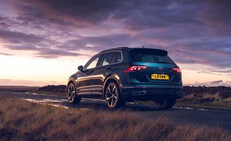 2021 Volkswagen Tiguan R-Line (UK-Spec) Rear Three-Quarter Wallpapers 450x275 (47)