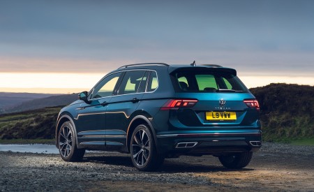 2021 Volkswagen Tiguan R-Line (UK-Spec) Rear Three-Quarter Wallpapers 450x275 (39)