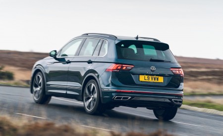 2021 Volkswagen Tiguan R-Line (UK-Spec) Rear Three-Quarter Wallpapers 450x275 (6)