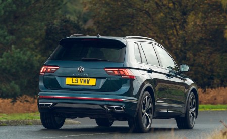 2021 Volkswagen Tiguan R-Line (UK-Spec) Rear Three-Quarter Wallpapers 450x275 (10)