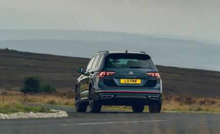 2021 Volkswagen Tiguan R-Line (UK-Spec) Rear Wallpapers 450x275 (11)