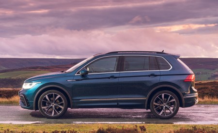 2021 Volkswagen Tiguan R-Line (UK-Spec) Side Wallpapers 450x275 (40)