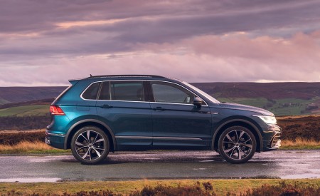 2021 Volkswagen Tiguan R-Line (UK-Spec) Side Wallpapers 450x275 (41)