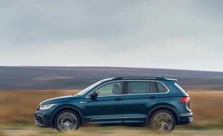 2021 Volkswagen Tiguan R-Line (UK-Spec) Side Wallpapers 450x275 (23)