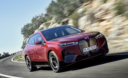 2022 BMW iX with Sport Package Front Three-Quarter Wallpapers 450x275 (2)