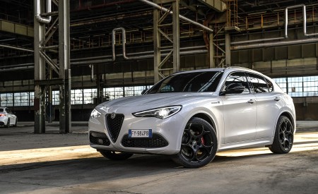 2021 Alfa Romeo Stelvio Veloce Ti Front Three-Quarter Wallpapers 450x275 (10)