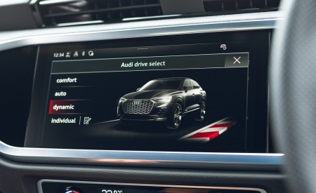 2021 Audi Q3 Sportback 45 TFSI e Plug-In Hybrid (Color: Dew Silver; UK-Spec) Central Console Wallpapers 450x275 (76)