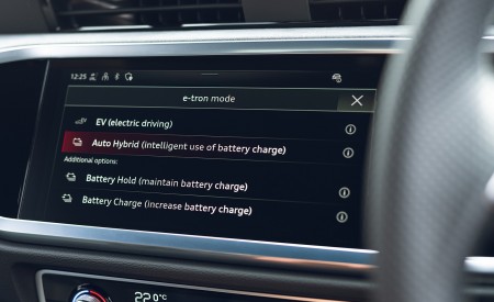 2021 Audi Q3 Sportback 45 TFSI e Plug-In Hybrid (Color: Dew Silver; UK-Spec) Central Console Wallpapers 450x275 (74)