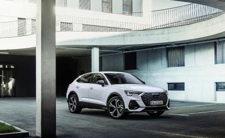 2021 Audi Q3 Sportback TFSI e Plug-In Hybrid (Color: Glacier White) Front Three-Quarter Wallpapers 450x275 (106)