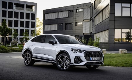 2021 Audi Q3 Sportback TFSI e Plug-In Hybrid (Color: Glacier White) Front Three-Quarter Wallpapers 450x275 (99)