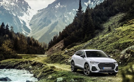 2021 Audi Q3 Sportback TFSI e Plug-In Hybrid (Color: Glacier White) Front Three-Quarter Wallpapers 450x275 (88)