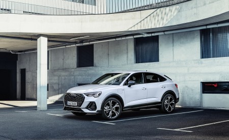 2021 Audi Q3 Sportback TFSI e Plug-In Hybrid (Color: Glacier White) Front Three-Quarter Wallpapers 450x275 (107)