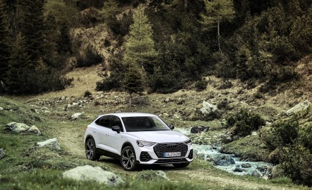 2021 Audi Q3 Sportback TFSI e Plug-In Hybrid (Color: Glacier White) Front Three-Quarter Wallpapers 450x275 (89)