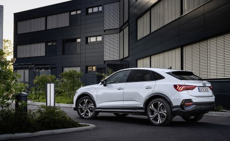 2021 Audi Q3 Sportback TFSI e Plug-In Hybrid (Color: Glacier White) Rear Three-Quarter Wallpapers  450x275 (101)