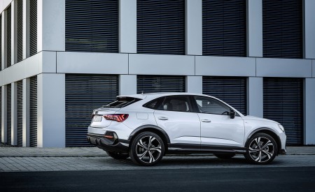 2021 Audi Q3 Sportback TFSI e Plug-In Hybrid (Color: Glacier White) Rear Three-Quarter Wallpapers 450x275 (102)