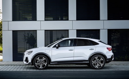 2021 Audi Q3 Sportback TFSI e Plug-In Hybrid (Color: Glacier White) Side Wallpapers 450x275 (103)