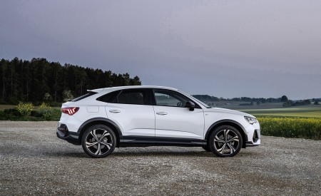 2021 Audi Q3 Sportback TFSI e Plug-In Hybrid (Color: Glacier White) Side Wallpapers 450x275 (98)