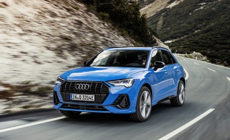 2021 Audi Q3 TFSI e Plug-In Hybrid (Color: Turbo Blue) Front Three-Quarter Wallpapers 450x275 (74)