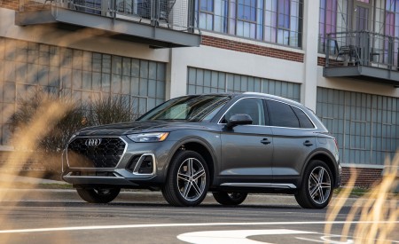 2021 Audi Q5 55 TFSI e quattro PHEV (US-Spec) Front Three-Quarter Wallpapers 450x275 (16)