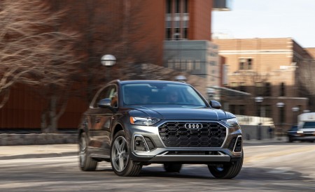 2021 Audi Q5 55 TFSI e quattro PHEV (US-Spec) Front Three-Quarter Wallpapers 450x275 (9)