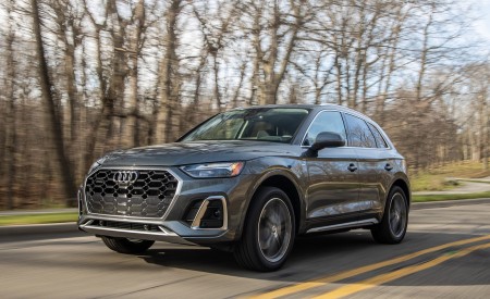 2021 Audi Q5 55 TFSI e quattro PHEV (US-Spec) Front Three-Quarter Wallpapers 450x275 (2)