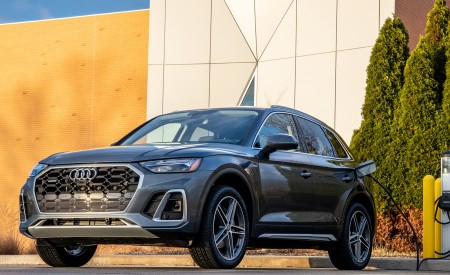 2021 Audi Q5 55 TFSI e quattro PHEV (US-Spec) Front Three-Quarter Wallpapers 450x275 (17)