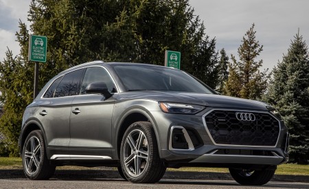 2021 Audi Q5 55 TFSI e quattro PHEV (US-Spec) Front Three-Quarter Wallpapers 450x275 (18)