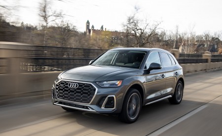 2021 Audi Q5 55 TFSI e quattro PHEV (US-Spec) Front Three-Quarter Wallpapers 450x275 (3)