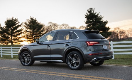 2021 Audi Q5 55 TFSI e quattro PHEV (US-Spec) Rear Three-Quarter Wallpapers 450x275 (19)