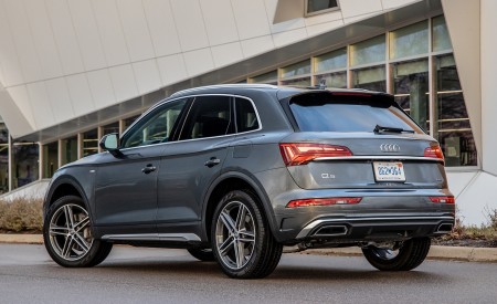 2021 Audi Q5 55 TFSI e quattro PHEV (US-Spec) Rear Three-Quarter Wallpapers 450x275 (20)