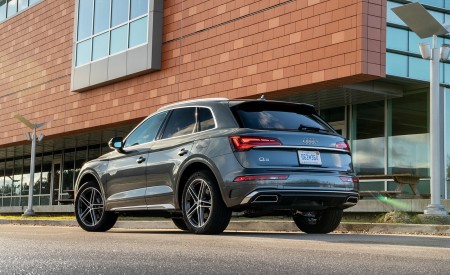 2021 Audi Q5 55 TFSI e quattro PHEV (US-Spec) Rear Three-Quarter Wallpapers 450x275 (21)