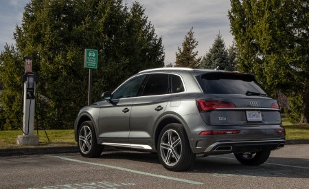 2021 Audi Q5 55 TFSI e quattro PHEV (US-Spec) Rear Three-Quarter Wallpapers 450x275 (22)