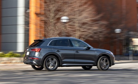 2021 Audi Q5 55 TFSI e quattro PHEV (US-Spec) Rear Three-Quarter Wallpapers 450x275 (12)